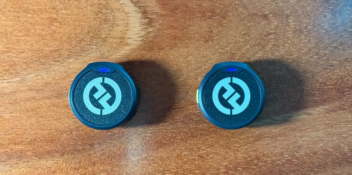 The two Hollyland Lark M2 mics