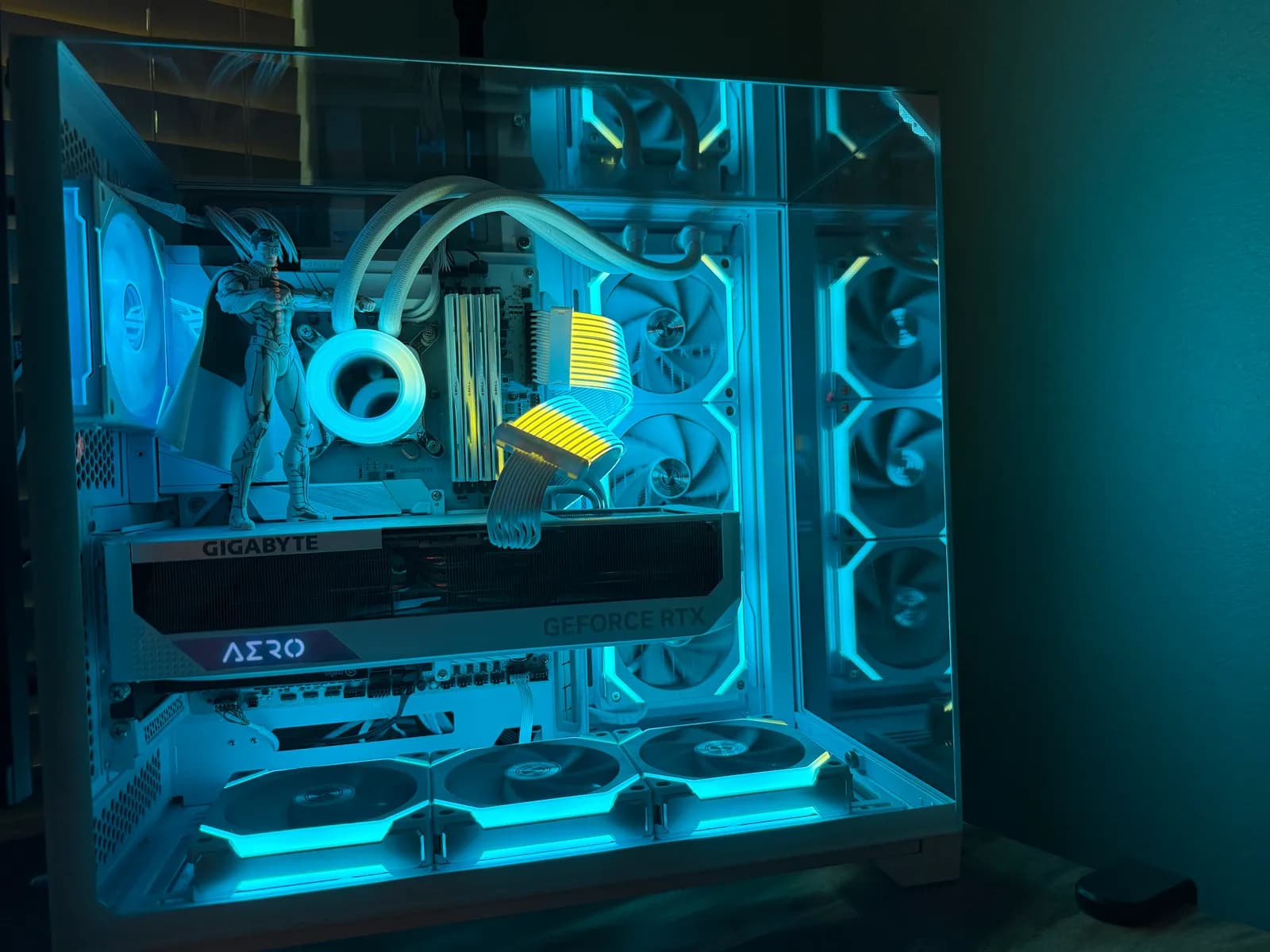 Inside the white Lian Li case: the RTX 4090 AERO, a white 360 cooler and Strimer cables glowing cyan